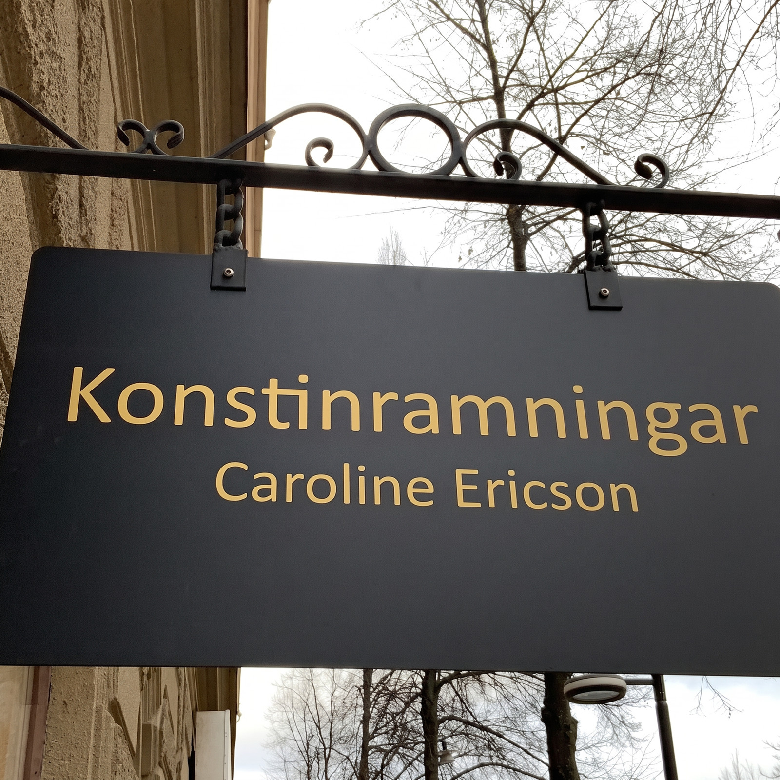 Skylten Konstinramningar Caroline Ericson utanför verkstaden på Fleminggatan 31 i Stockholm